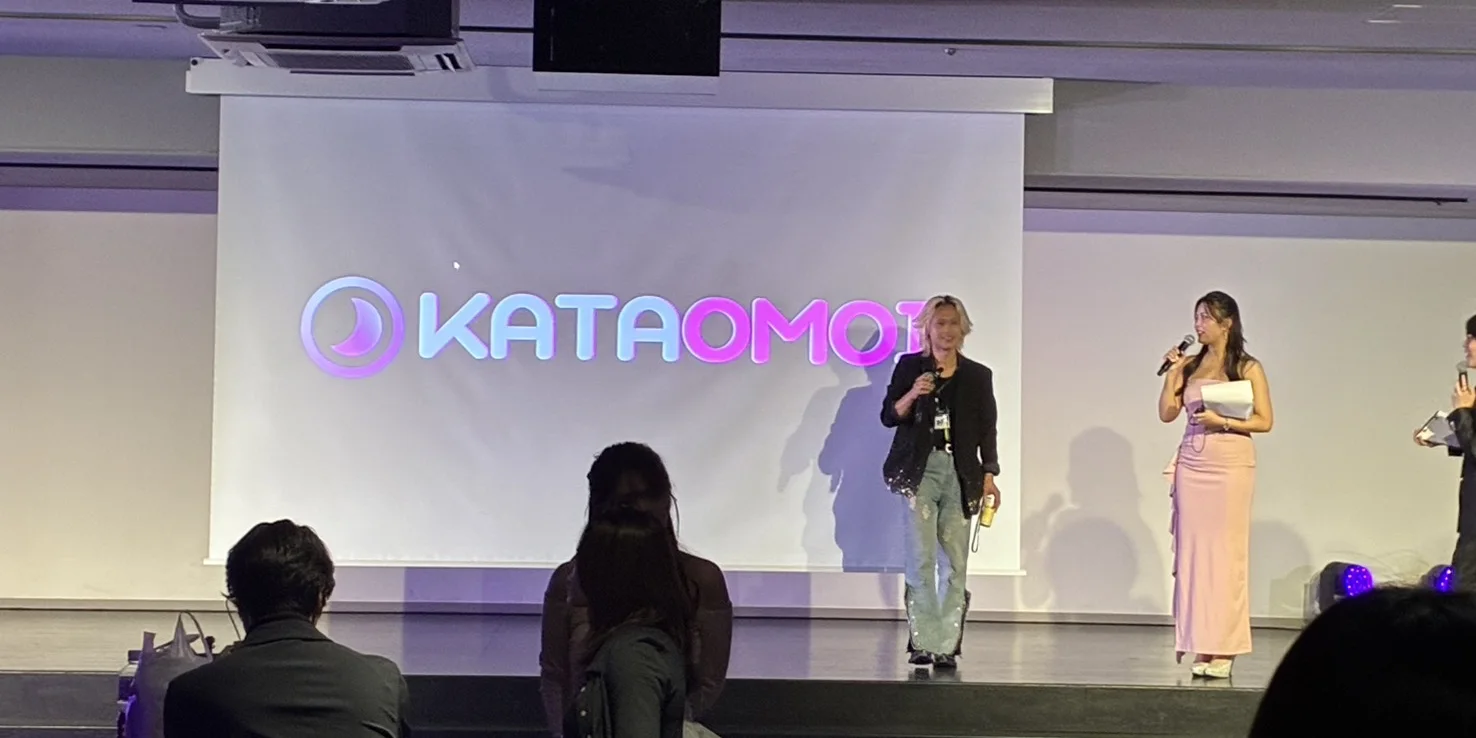 ラブマチのステージ。スクリーンにKATAOMOIのロゴが映っている